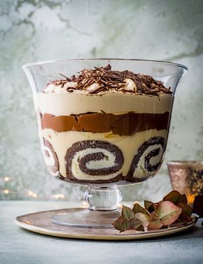 Tiramisu Trifle Recipe, Baileys Tiramisu, Tiramisu Trifle, Trifle Dessert Recipes, Chocolate Swiss Roll, Christmas Trifle, Baileys Recipes, Chocolate Trifle, Trifle Desserts