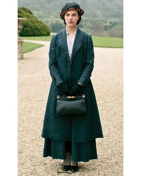 Lady Edith Downton Abbey A New Era 2022 Laura Carmichael Trench Coat #LadyEdith #DowntonAbbey #ANewEra2022 #LauraCarmichael #TrenchCoat #trenchcoats #trenchcoatph #trenchcoat #trenchcoatsph #trenchcoatstyle #trenchcoatmafia #trenchcoatseason #trenchcoatmalaysia #woolcoats #woolcoatph #woolcoatsph #woolcoatmurah #woolcoats_sale #woolcoatpreloved #woolcoatsecond Branson Downton Abbey, Sybil Crawley, Downton Abbey A New Era, Jacket With Skirt, Downton Abbey Costumes, Downton Abbey Dresses, Lady Sybil, Laura Carmichael, Downton Abbey Fashion