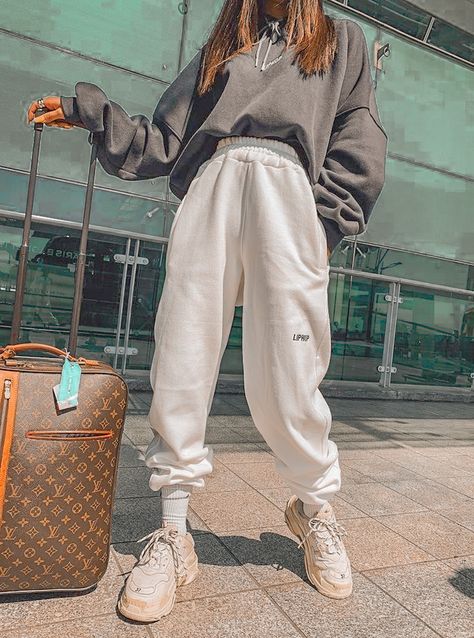 Edited in Lightroom☀️-Aesthetic Life Fesyen Korea, Pakaian Hipster, Bekväma Outfits, Cute Sweatpants Outfit, Cute Sweatpants, Skater Girl Outfits, Ring Pop, Sweatpants Outfit, Populaire Outfits