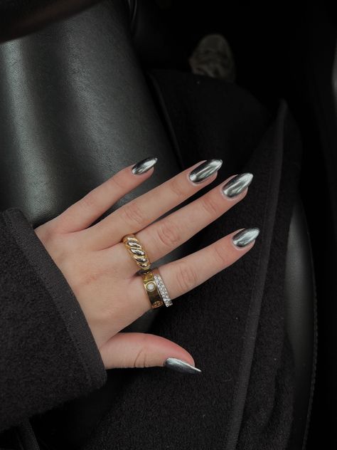 Nails Metallic Chrome, Chrome Nails Silver, Gelish Nail Colours, Silver Chrome Nails, Black Chrome Nails, Chrome Nails Designs, Mirror Nails, Unicorn Nails, Chrome Nail