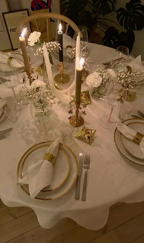 Quinceañera Planning, Gold Dinner Party, Dinner Setup, Quinceanera Planning, Diner Decor, Conference Event, 28th Birthday, Golden Birthday, 17th Birthday