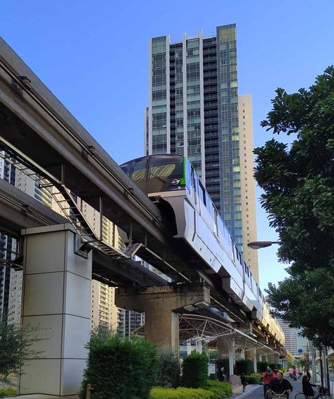 Train above a street in Odaiba [OC]    #JapanPhotos, #Photo, #Photography, #PhotographyInJapan, #Photos, #Pix, #Reddit, #RedditJapanPhotos    https://www.alojapan.com/312742/train-above-a-street-in-odaiba-oc/    . Tokushima, Japanese Interior Design, Odaiba, Japanese Interior, Futuristic City, Photo Photography, Harajuku, Tokyo, Train