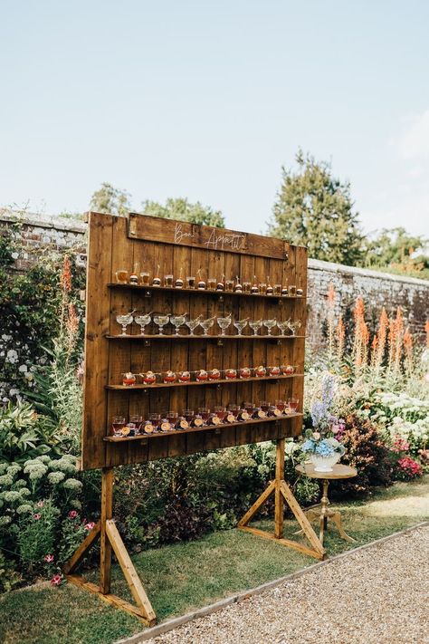 forest wedding drink station Champagne And Beer Wall Wedding, Diy Drink Wall Wedding, Crisp Wall For Wedding, Cocktail Wall Wedding, Diy Drink Wall, Wine Wall Wedding, Beer Wall Wedding, Mug Wall Wedding, Wedding Wine Display