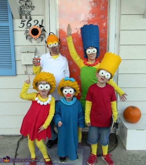 Aubrey: I have 5 children, and every year we do a family themed costume. This year, however, their ensembles were almost entirely homemade, and I think I nailed it! I started... Simpsons Costumes, Diy Fantasia, Family Themed Halloween Costumes, Simpsons Halloween, Themed Halloween Costumes, Costumes Diy, Diy Halloween Decor, Homemade Costumes, Halloween Costume Contest