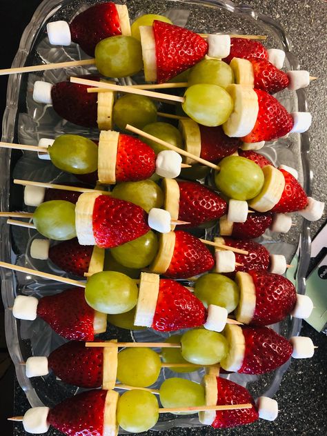 Crowd Finger Foods, Christmas Party Foods, Grinch Fruit, Christmas Finger Foods, Christmas Party Snacks, Party Crowd, Christmas Buffet, Christmas Appetizers Party, Thighs Chicken