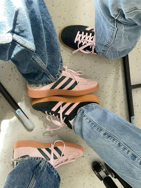 Spezials Adidas, Adidas Shoes Aesthetic, Best Adidas Shoes, Adidas Aesthetic, Spezial Adidas, Adidas Samba Outfit, Samba Outfit, Skandinavian Fashion, Pretty Shoes Sneakers