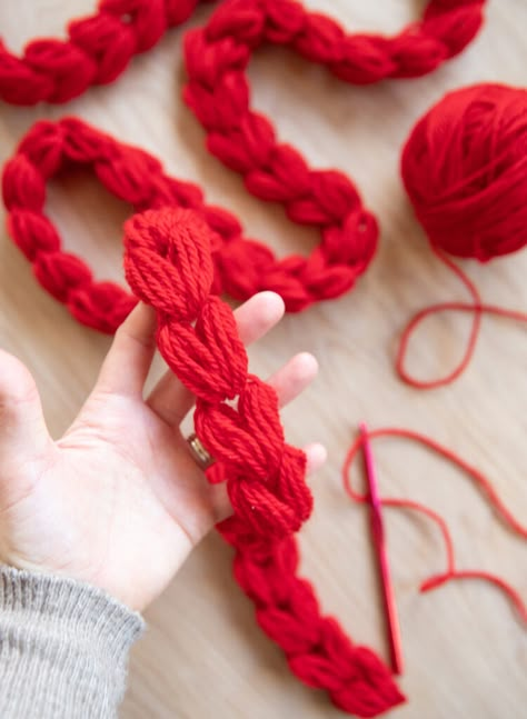 Chunky Crochet Garland, Crochet Tree Garland, Crochet Garlands, Crochet Puff Stitch, Crochet Christmas Garland, Crochet Valentine Patterns, Garland Tutorial, Valentine Garland, Crochet Garland