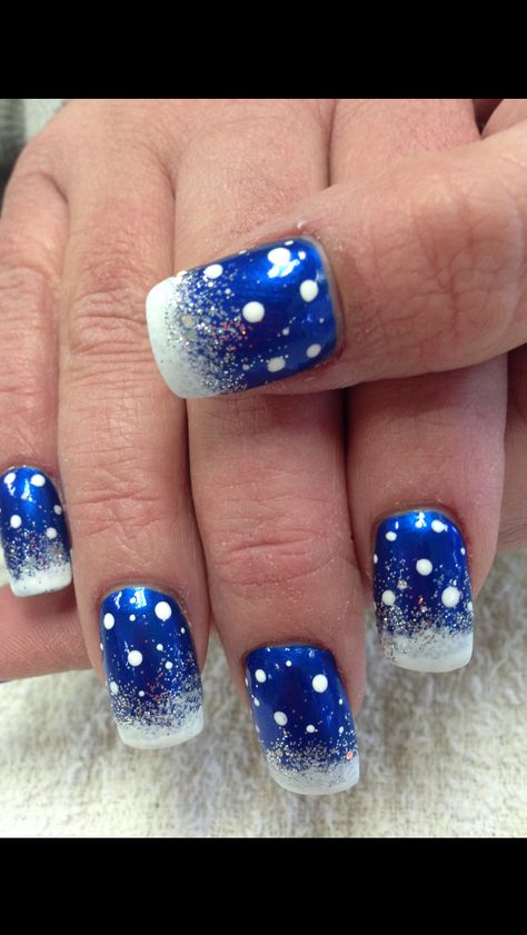 Winter nail art Holiday Dip Nails Winter, Holiday Dipped Nails, Toenails Designs, Michelle Nails, Winter Nail Art Designs, Plaid Nail Art, Gold Manicure, Hot Nail Designs, Polished Nails