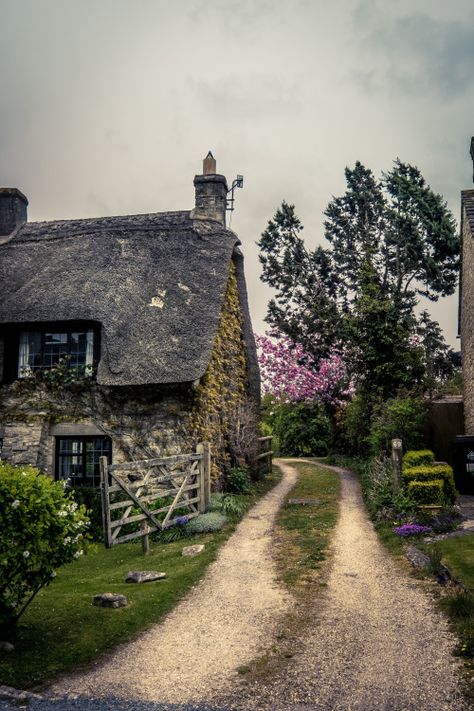 Castle Combe England, Scottish Cottages, Road Landscape, English Country Cottages, Castle Combe, Deco Champetre, Stone Cottages, Fairytale Cottage, Quaint Cottage