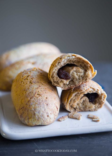 Soft and fluffy mocha-flavored bread crusted with mocha cookie crust and filled with raisins is the perfect bread to wake up to in the morning or to accompany your afternoon coffee or tea break. Mocha Bread, Mocha Cookies, Raisin Bread, Afternoon Coffee, Cookie Crust, Tea Break, Bakery Shop, Sweet Bread, Bread Dough