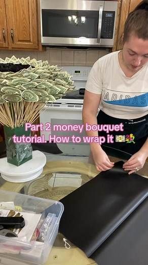 Money Bouquet Price List, How To Make A Money Bouquet Tutorials, Birthday Money Bouquet Ideas, How To Make Money Flower Bouquet, How To Make Money Bouquet, How To Make A Money Bouquet, Diy Money Bouquet Ideas, Money Bouquet With Roses, Money Bouquet Aesthetic