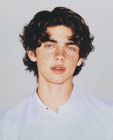 Brown Hair Male, Brown Hair Boy, Froy Gutierrez, Surfer Hair, Brown Hair Men, Grunge Boy, Character Inspiration Male, Teen Boy Outfits, Shot Hair Styles