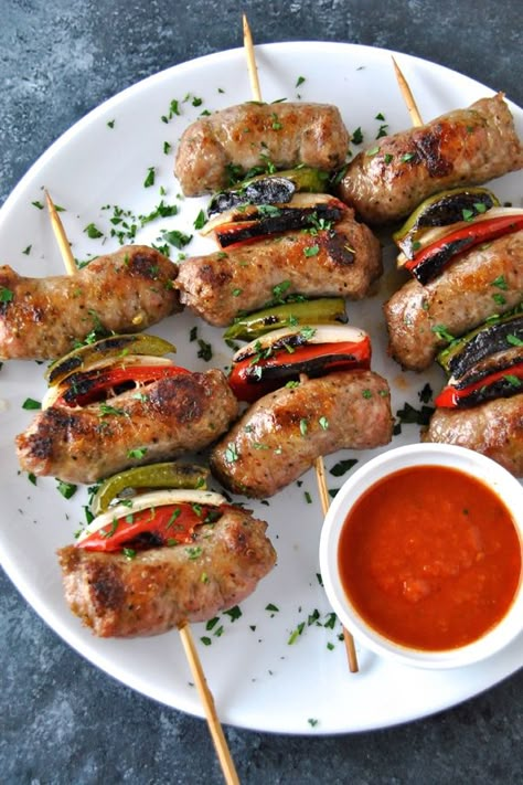 It's simple. Just skewer up your favorite Italian sausage (spicy or mild) with colorful peppers and onions. Don't forget a side of our fresh-tomato Pomdoro Fresco Sauce! Sausage Appetizers, Fruit Kebabs, Italian Appetizers, Sweet Italian Sausage, Sausage And Peppers, Kielbasa, Flank Steak, Sausage Recipes, Italian Sausage