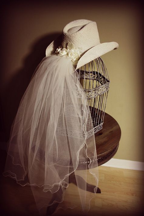 cowboy hat bridal veils | Like this item? Western Bridal Showers, Country Style Wedding Dresses, Hat Veil, Hat With Veil, Western Style Wedding, Western Themed Wedding, Cowgirl Wedding, Informal Weddings, Veiled Hats