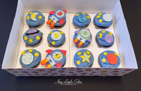 Space Cupcakes Chocolate cupcakes for a space themed birthday! The design was inspired from Victorious Cupcakes. Rocketship Cupcakes, Space Themed Desserts, Space Cupcakes, Space Themed Birthday, 1st Bday Cake, Galaxy Birthday, Diaper Party, Baby Cake Smash, Pirate Cake