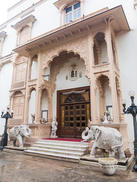 Antiquariat plush jewelry house - rooted in the architectural heritage of Rajasthan. Mandawa Haveli, Indian House Exterior, Rajasthan Palace, Heritage Bedroom, Rajasthan Architecture, Rajasthani Architecture, Archway Decor, Classical Villa, Neoclassical House