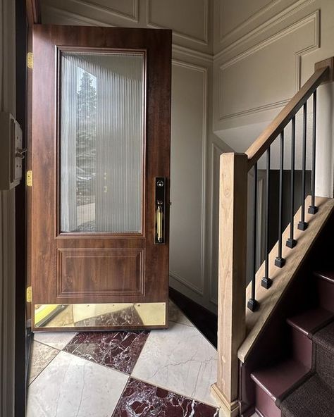 SARA LE on Instagram: "I can’t get over the way our new door handles from @baldwinhardware’s Gramercy Collection elevate and complete our front entry. The beauty and durability of their hardware brings a level of high-end sophistication to our space, leaving lasting first impressions. ✨ The handles are crafted from solid forged brass and a high grade steel for the ultimate strength—and can we talk about that stunning polished brass finish? Absolute luxury. I couldn’t be more impressed with the design and quality of this collection. Linked now in my bio and in my stories!  #ad #baldwinhardware" Exterior Door Handles Brass, Gold Entry Door Handle, Brass Door Handle Exterior, Unlaquered Brass Door Handle, Antique Brass Long Latch Door Handle, Baldwin Hardware, Front Entry, Entrance Doors, Brass Handles