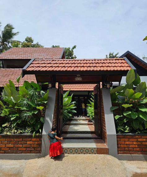 Tamilnadu Traditional House, Small Farmhouse India, Farmstay Design, Outside House Design, Indian Modern House, Kerala Traditional House, Tropical House Design, House Interior Design Styles, Courtyard House Plans