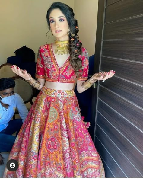 Mehndi Function Outfit Ideas, Sangeet Blouse Ideas, Mehandi Lehanga Designs, Magenta Bridal Lehenga, Mehandi Outfits Brides, Mehndi Outfit Bridal, Sangeet Outfit Bridal, Multicolored Lehenga, Magenta Lehenga