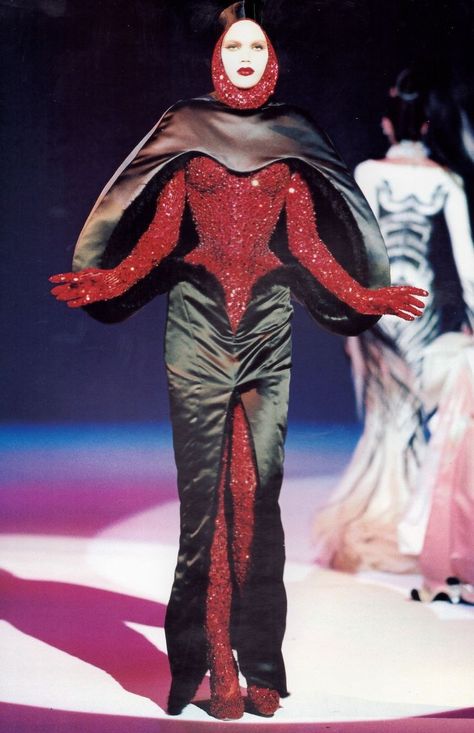 Mugler 90s, Mr Pearl, Drag Ideas, Fashion Designers Famous, Archive Fashion, Vintage Runway, Thierry Mugler, Old Hollywood Glamour, Celebrity Outfits