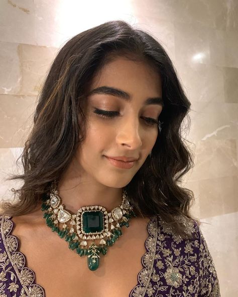 Saree With Diamond Jewellery, Emerald Diamond Choker, Wedding Cake Emerald Green, Silver Saree, Diamond Earrings Indian, Uncut Diamond Necklace, Green Jewellery, Small Earrings Gold, Jayanti Reddy