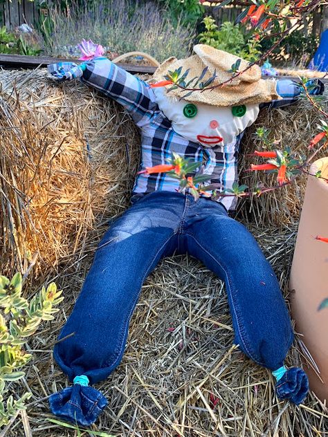 How to Make a Super Simple Scarecrow for a fun kids fall craft and activity How To Make A Scarecrow Diy, How To Make A Scarecrow, Making A Scarecrow, Simple Scarecrow, Make A Scarecrow, How To Tie Bandana, Diy Scarecrow, Scarecrow Crafts, Kids Fall Crafts