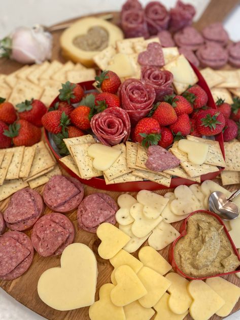 Valentines Savory Charcuterie Board, Savoury Valentines Snacks, Charcuterie Board Valentines Day Savory, Valentine’s Day Themed Charcuterie Board, V Day Charcuterie Board, Food To Make For Valentines Day, Easy Valentines Day Charcuterie Board, Valentines Food Ideas Savory, Finger Foods Valentines Day