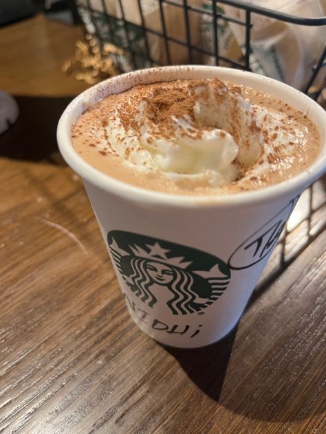 Hotchocolate Aesthetic, Hot Coffee Starbucks, Hot Chocolate Starbucks, Starbucks Calories, Starbucks Hot Chocolate, Aesthetic Starbucks, Calorie Calculator, Food Inspo, Starbucks Cup