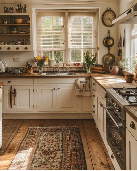 Cozy House Aesthetic Kitchen, Normal House Aesthetic, Homestead Interior Design, Cozy Traditional Kitchen, Southern Home Aesthetic, Ranch Style Kitchen Ideas, Old Kitchen Aesthetic, Old Kitchen Renovation, Cozy Farm Home