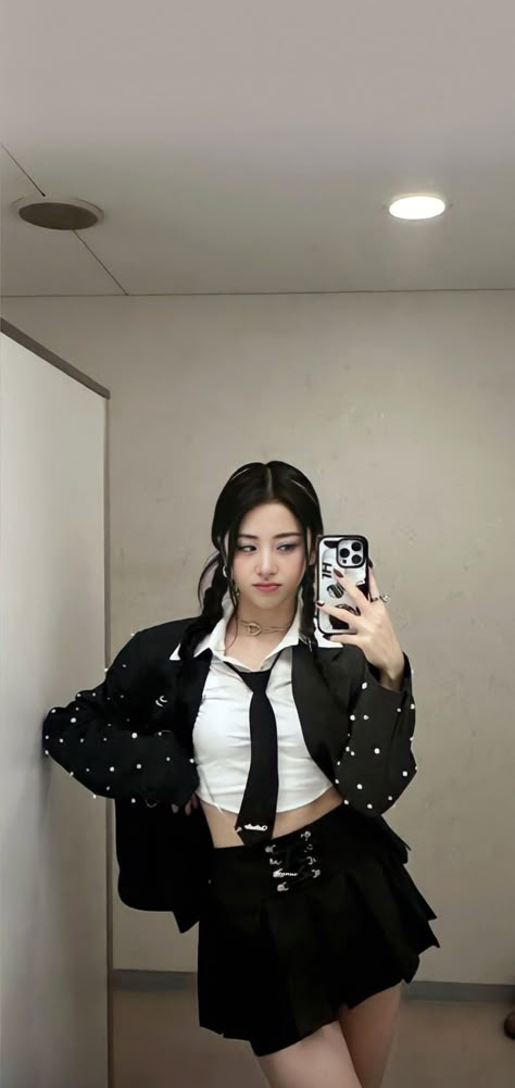 Yunjin Lesserafim Suit, Yunjin Lesserafim Selca Wallpaper, Yunjin Lesserafim Stage Outfit, Yunjin Wallpaper Girlfriend Material, Yunjin Girlfriend Material Lockscreen, Yunjin Full Body Photo, Yunjin Wallpaper Selca, Yunjin Stage Outfit, Yujin Lesserafim Wallpaper