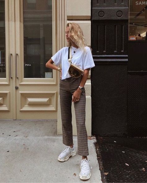 Pinterest Trends, Fall Winter Jacket, Zoella, Checked Trousers, Looks Street Style, Winter Trends, Mode Inspo, Tshirt Outfits, Sneakers Outfit