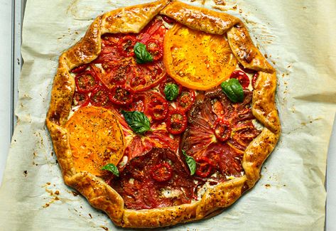 Galette Recipe Savory, Heirloom Tomato Recipes, Heirloom Tomato Tart, Tomato Galette, Happy Hour Appetizers, Fresh Tomato Recipes, Galette Recipe, Tomato Tart, Tomato Pie