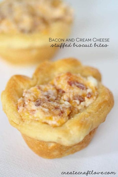 These Bacon and Cream Cheese Stuffed Biscuit Bites make a great savory appetizer that will knock their socks off at Easter Brunch! via createcraftlove.com Biscuit Bites, Easter Food Appetizers, Bacon Appetizers, Brunch Food, Easter Brunch Food, Canned Biscuits, Food Appetizers, Cheese Bites, Savory Appetizer