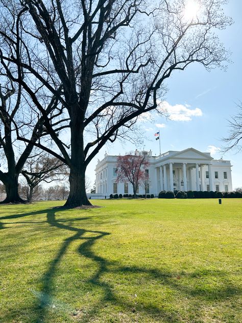 White house spring, dc, washington dc, dc must sees, tourist spots usa Dc Trip Outfit, 8th Grade Dc Trip, Mom Daughter Trip, I Wanna Travel The World, White House Washington Dc, Dc Living, Dc Aesthetic, Georgetown Dc, Alex And Henry