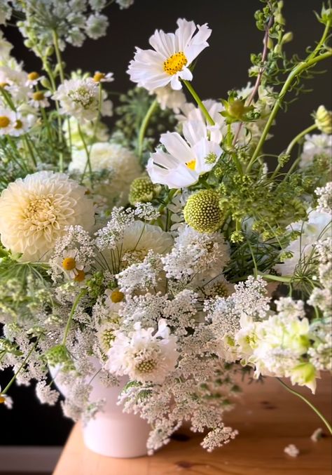 Cosmos Flowers Wedding, White And Yellow Wedding Flowers, Cosmos Wedding Flowers, Cosmos Bouquet, Weddings 2025, Dahlia Centerpiece, Wild Flower Arrangements, Wildflower Wedding Theme, Cottagecore Wedding