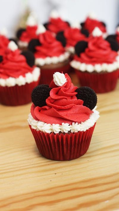 Celebrate the holidays with chocolate Mickey Mouse Christmas cupcakes finished with red frosting and mini Oreo ears. Deco Cupcake, Christmas Cupcakes Recipes, Xmas Desserts, Decorating Cupcakes, Christmas Cake Designs, Holiday Cupcakes, Cupcakes Decorados, Mouse Christmas, Mickey Mouse Christmas