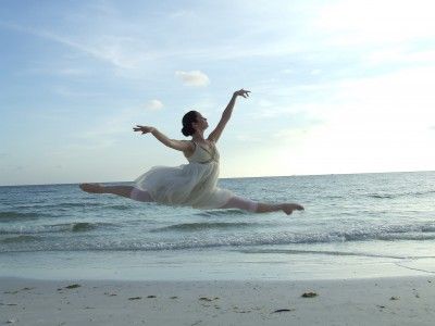 Beach Dancing, Dancing Pictures, Senior Photoshoot Poses, Dance Photoshoot, Dance Photo Shoot, Dance Picture Poses, Dancer Photography, Florida Gulf Coast, Dance Photography Poses