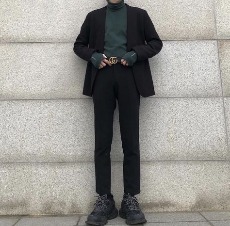 Olive green turtleneck mens black suit #mensfashion #menswear #menstyle #mensguides #suits #business #bespoke #theclassypeople #wedding #Menssuits #style #streetwear #mensstreetstyle #streetstyle #fashion #streetfashion #influencer #highfashion #streetwearfashion #byalejandrojomar Green Turtleneck Outfit, Dark Academia Outfit Men, Turtle Neck Outfit Men, Mens Black Suit, Olive Green Turtleneck, Street Style Suit, Turtleneck Outfit Men, Turtleneck Suit, Turtleneck And Blazer