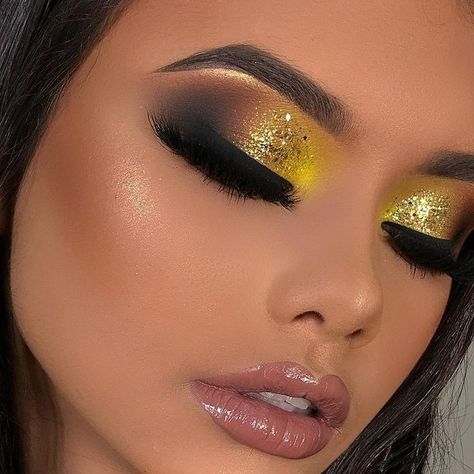 Black And Gold Makeup, Yellow Eye Makeup, Maquillage Yeux Cut Crease, Make Up Designs, Dark Eye Makeup, Bright Eye Makeup, Yellow Makeup, Yellow Eyeshadow, Dramatic Eye Makeup