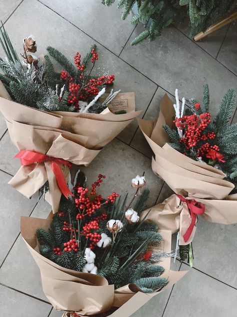 Xmas Flower Bouquet, Xmas Flowers, Holiday Bouquet, Flower Shop Design, Christmas Bouquet, Christmas Flower Arrangements, Winter Bouquet, Birthday Bouquet, Christmas Floral Arrangements