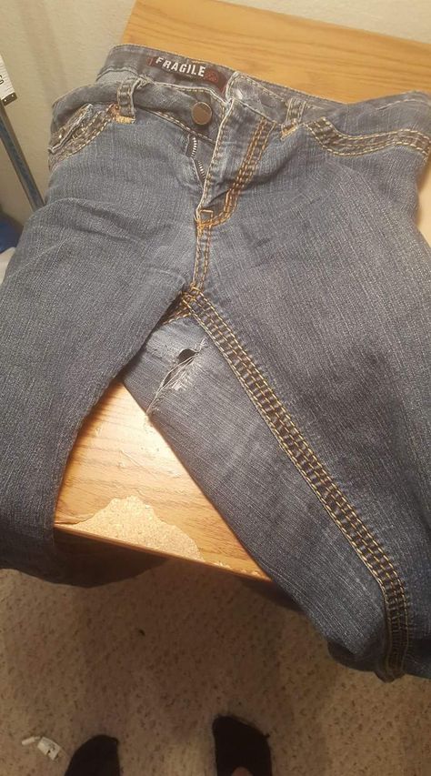 My favorite pair of jeans ripped in the crotch area- my jumbo thighs wore the fabric out! Boooooooooooooooooooooo! Here is how I repair burnouts in the crotches of jeans: Here’s my rip the … Rattoppare I Jeans, Diy Ripped Jeans, Repair Jeans, Jeans Grunge, Denim Repair, Mending Clothes, Sewing Jeans, Sewing Alterations, Torn Jeans