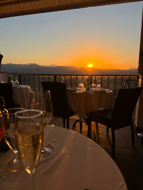 A glass of champagne/Prosecco/Cava in a beautiful sunset in Ronda, Spain. Spain Romantic, Drinking Champagne, Ronda Spain, Sunset Dinner, Romantic Sunset, Romantic Dinners, Missoni, Summer Vibes, Vision Board