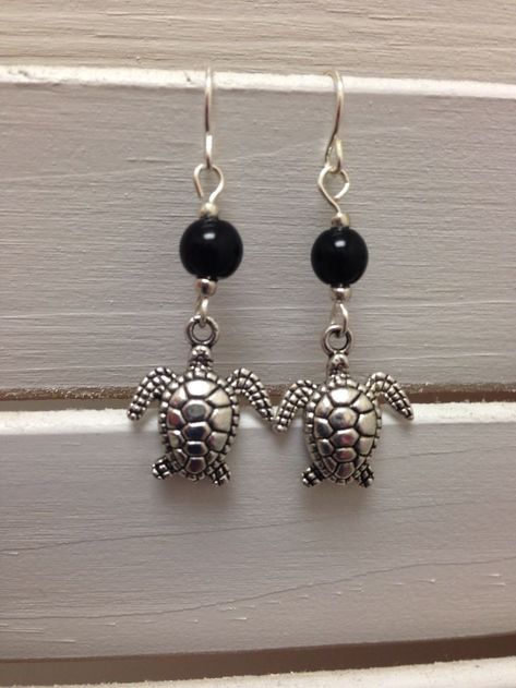 Easy Earring Ideas, Simple Handmade Earrings, Charm Earrings Diy, Handmade Earrings Ideas Diy, Easy Diy Earrings, Black Bead Earrings, Simple Bead Earrings, Diy Earrings Dangle, Diy Earrings Easy