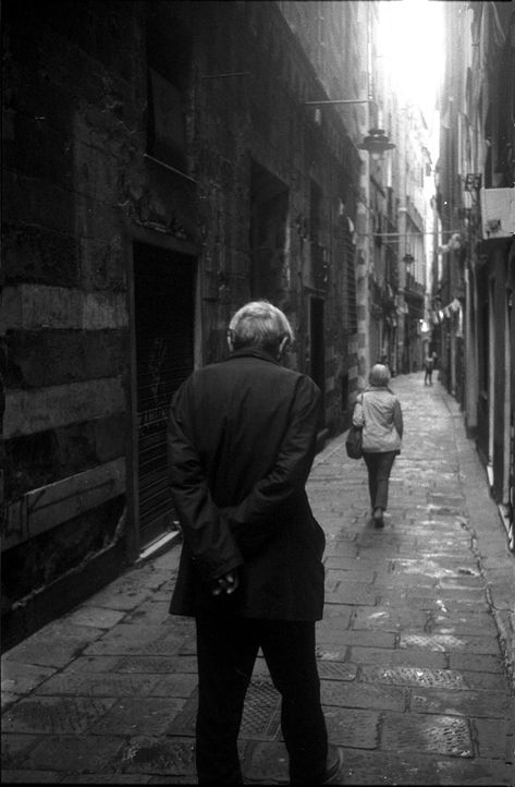 https://flic.kr/p/2hxK3DA | B&N | fotocamera Olympus trip 35- pellicola ilford HP5plus 400. centro storico genova. New Work