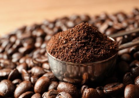 19 Practical Uses for Old Coffee Grounds - BioTrust Best Milk Alternative, Percolator Coffee Pot, Coffee Body Scrub, Vintage Coffee Pot, Uses For Coffee Grounds, Healthy Lifestyle Habits, Coffee Fashion, Snack Items, Coffee Powder