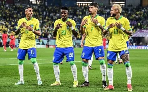 The samba dance steps are always passed on by someone. This is the romantic and warm scenery on the stage of the World Cup Brazil Dance Football, Brazil Dance, Neymar Brazil 2022 World Cup, Neymar With Brazil Flag, Brazil Football Team 2022 World Cup, Brazil Squad 2022 World Cup, Samba Dance, Dance Steps, Neymar Jr