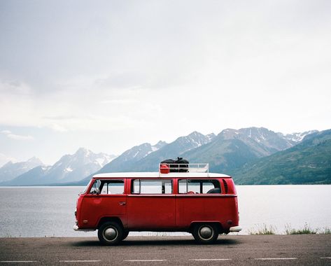 Cross Country #vanlife - Photography From a 1970 VW Bus Road Trip | Field Mag Road Trip Across America, Jet Skies, Travel Songs, Combi Volkswagen, Combi Vw, Poster Photo, Vw T1, Vw Van, Volkswagen Bus