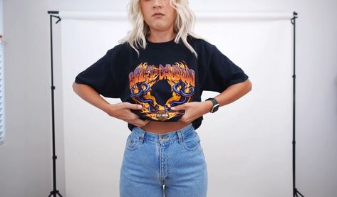 Oversized Band Tee With Jeans, Oversized Tee Tucked In, Graphic Tee Tucked Into Jeans, Tucked Graphic Tee Outfit, Concert Outfit Ideas With T Shirt, Oversized T Shirt Winter Outfit, T Shirt And Mom Jeans Outfit, Big T Shirt Tucked In, How To Style Oversized Band Tee