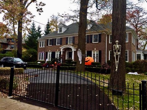 The Home Alone House at 671 Lincoln Ave. in Winnetka, Illinois.   #ChicagoHistory #SixDegreesOfChicago Home Alone House, Winnetka Illinois, Spanish Mansion, Chicago Trip, Chicago History, American House, Chicago Travel, Lincoln Park, Home Alone