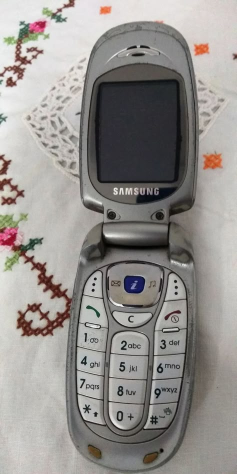 2000s Phone, Flip Phone Aesthetic, 2000s Tech, Pulseras Ideas, 80s Clothes, Old Phones, 2000s Vibe, Computer Gadgets, Old Tech